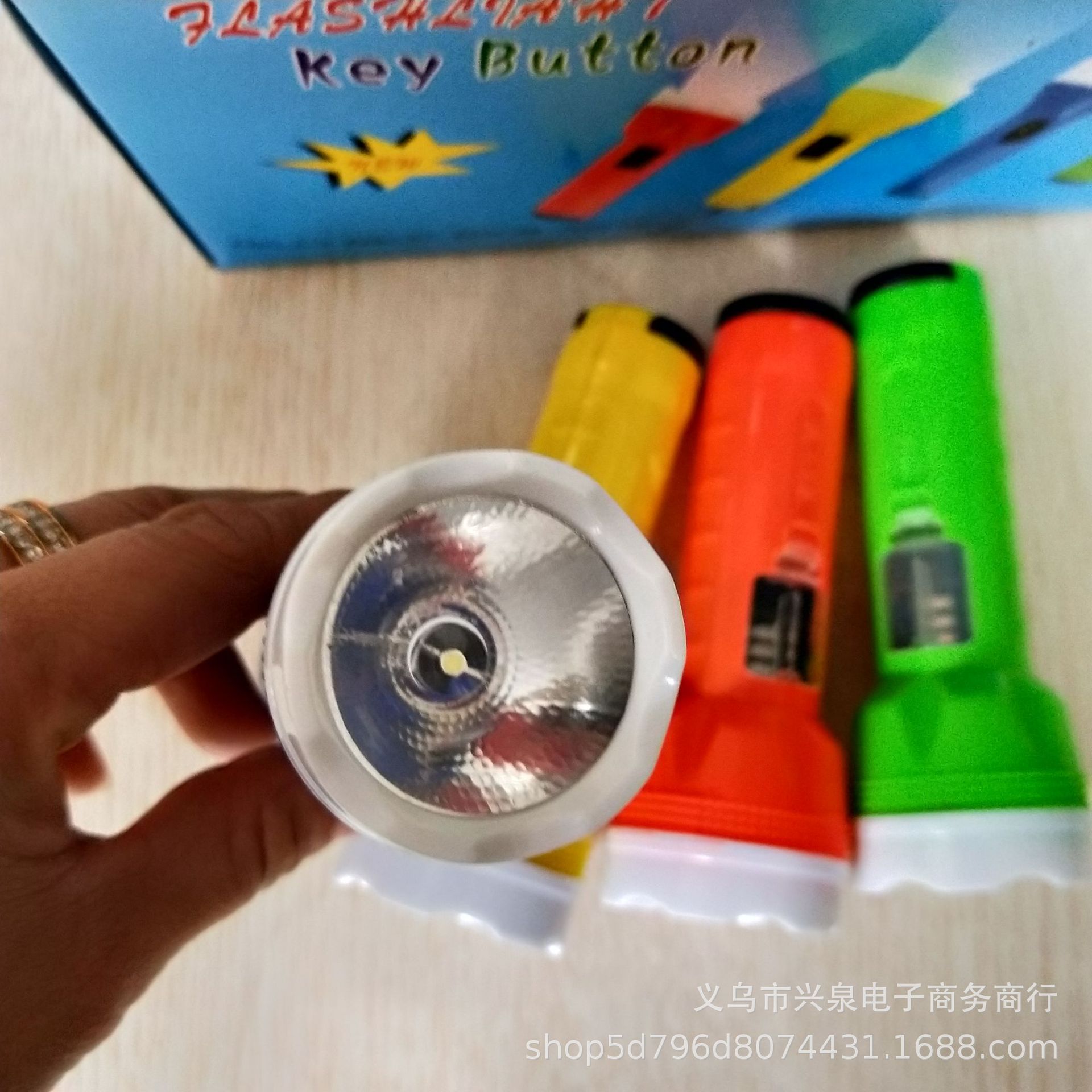 One-yuan and two-yuan hand lights, night lights, flashlights, portable large flashlights, one-yuan and two-yuan supply pic 3