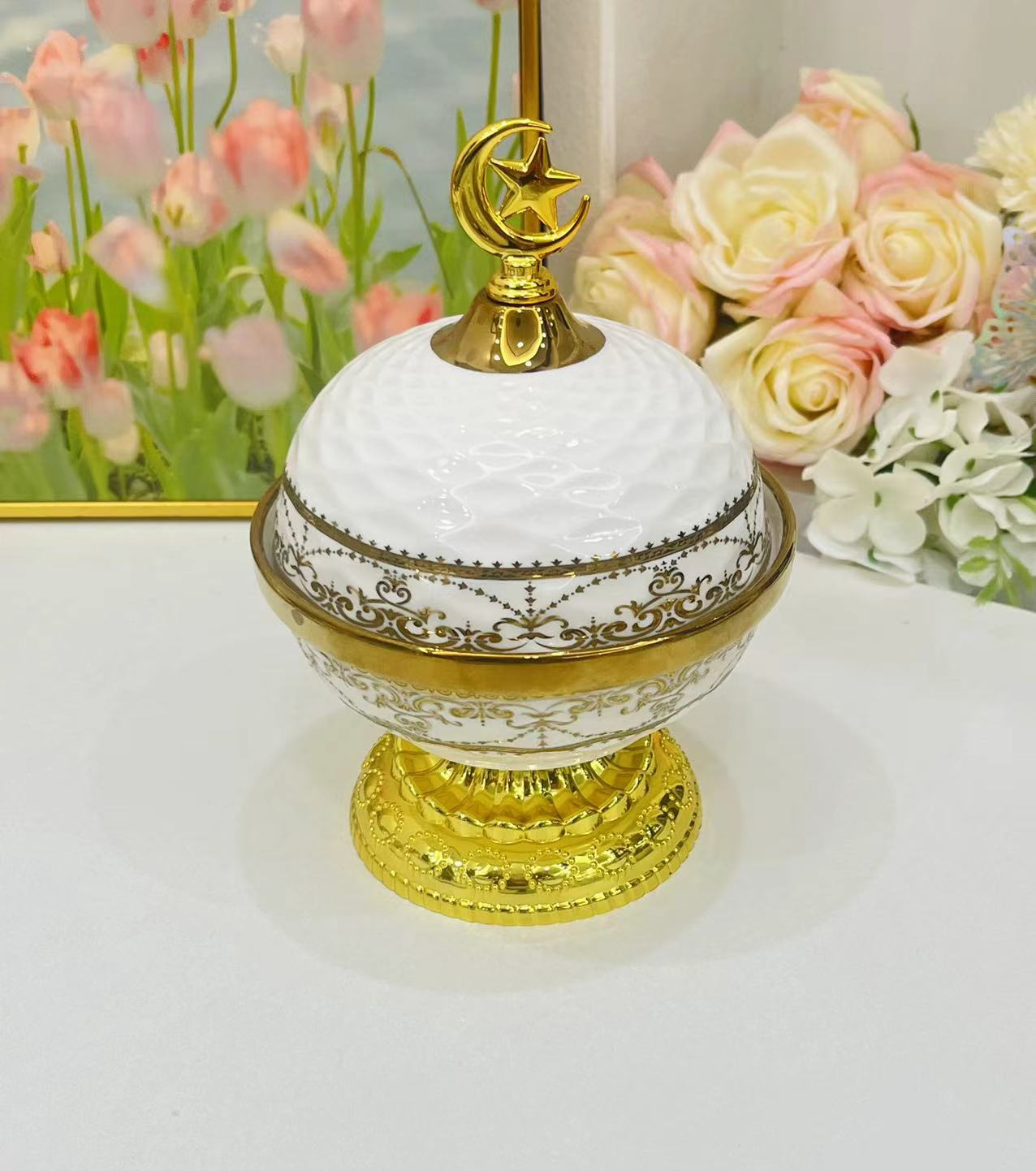 Light luxury home furnishings: multi-compartment fruit plates, dessert prints, covered bowls, European-style golden ceramic tea cups and plates, and pottery pic 5