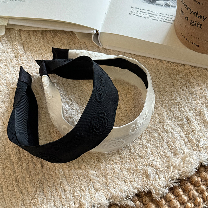 The gentle chanel-style wide-brimmed hair band exudes a feminine charm. The high top of the head is suitable for washing the face and pressing the hair. It is a versatile and high-end hair accessory for going out pic 15