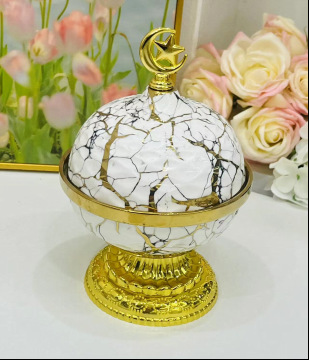 Light luxury home furnishings: multi-compartment fruit plates, dessert prints, covered bowls, European-style golden ceramic tea cups and plates, and pottery pic 12