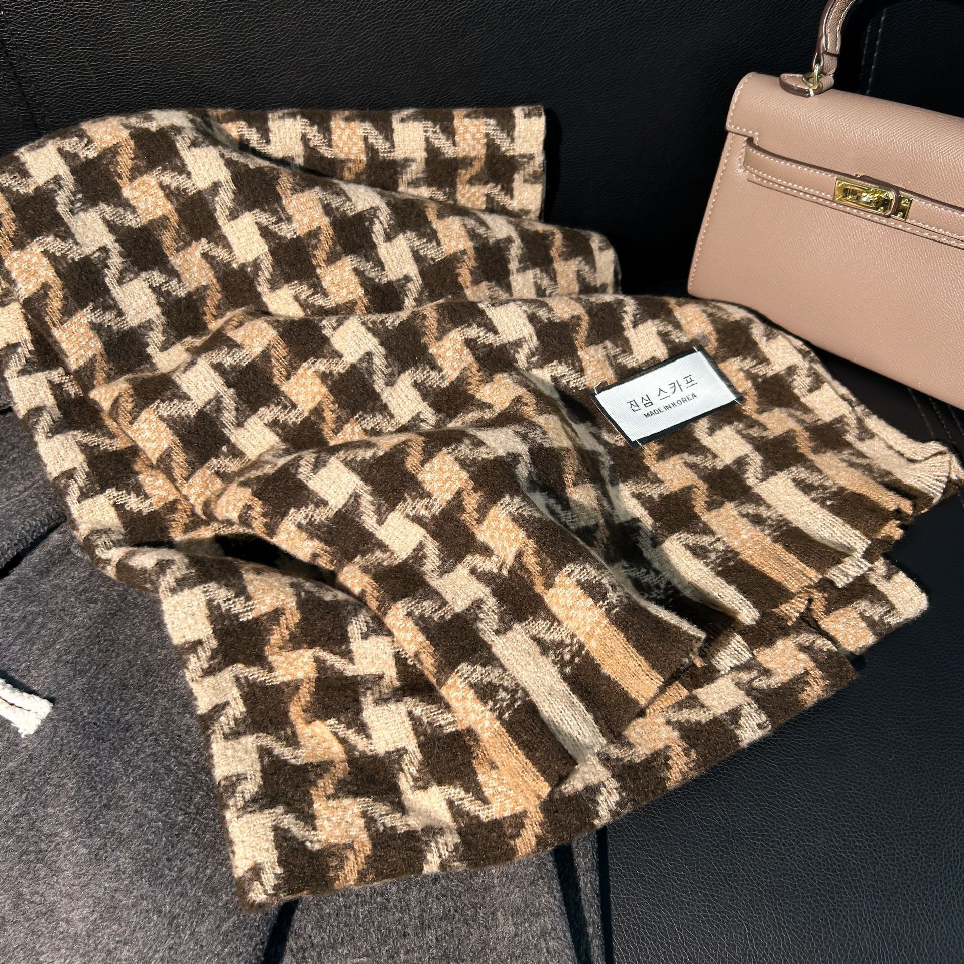 The Maillard scarf is a winter hit with a strong atmosphere. It features a mohair scarf for women with a high-end look and a new checkered scarf for men pic 24