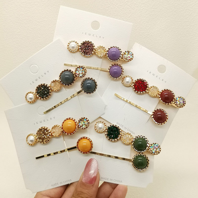 A retro hair clip for a young girl, a one-piece top clip, a simple 2-piece set with water diamonds, side clips, a duckbill clip, a headpiece, and a bangs clip at the back of the head pic 11