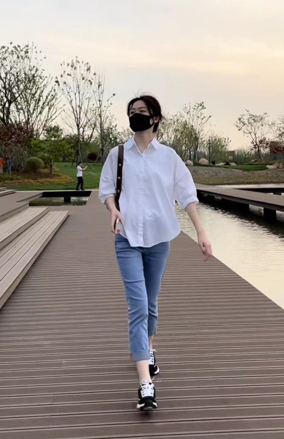 【仿棉】2022夏季后背镂空衬衫女士设计感时尚休闲洋气感上衣详情15