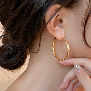 Gold and silver simple matte ear loops and ear buckles, 2025 new style exaggerated earrings, niche and unique, round face slimming earrings for women pic 11