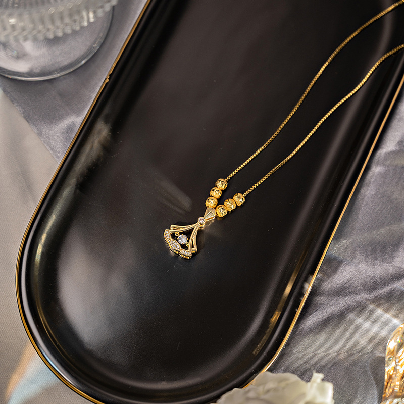 A versatile and dynamic Ginkgo leaf necklace with a high-end design sense, a niche and light luxury diamond-encrusted collarbone chain accessory wholesale pic 7