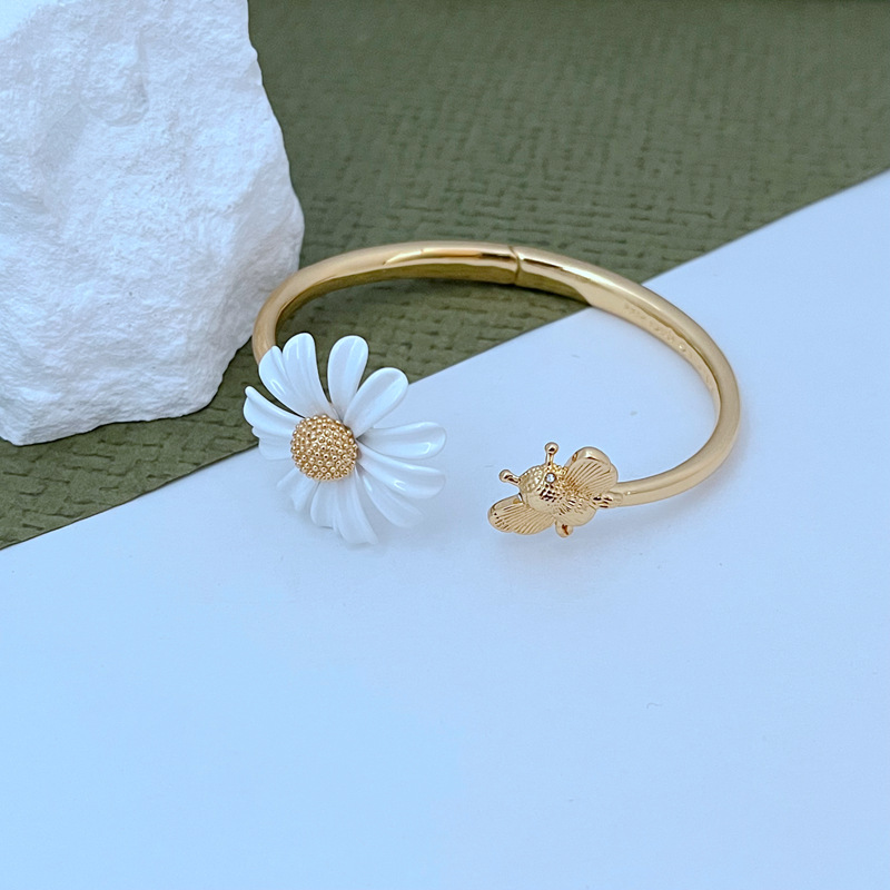 European and American fashion, light luxury, sweet and fresh Daisy and bee inlaid enamel glaze Daisy metal jewelry set pic 18