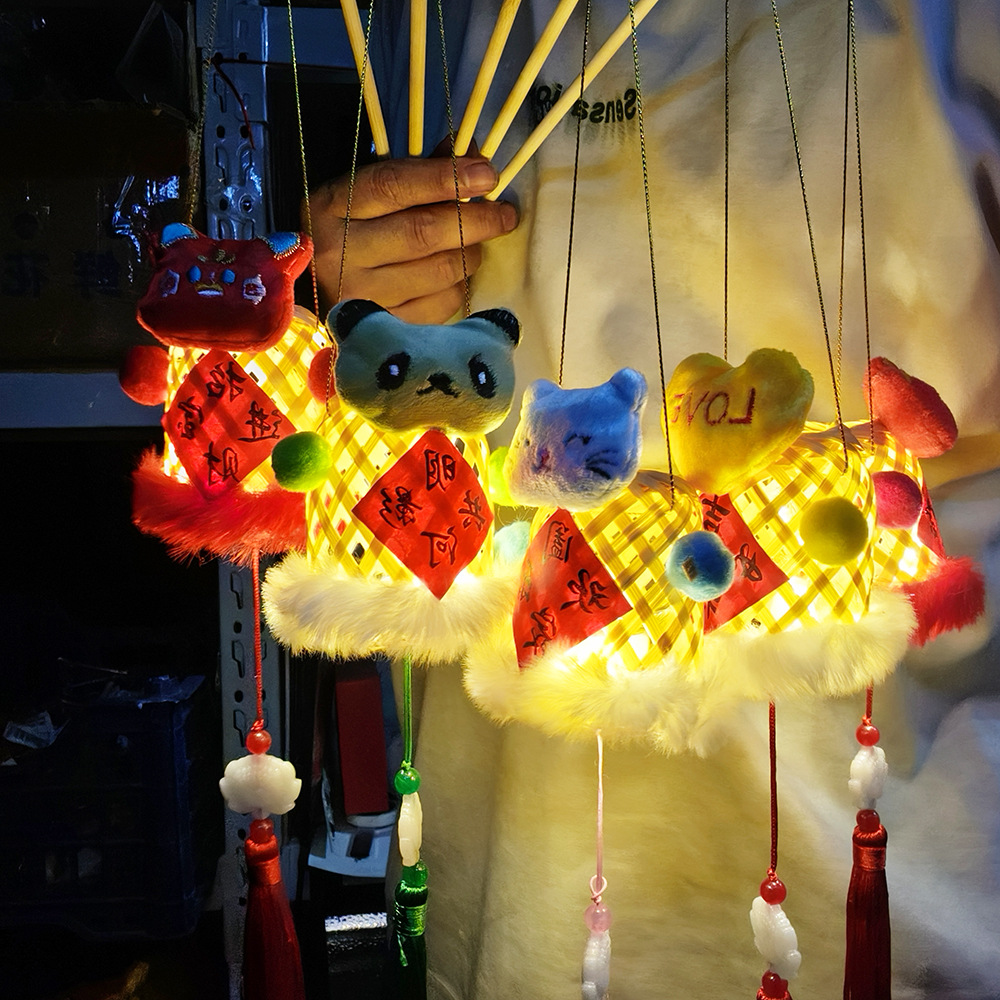 The finished bamboo weaving lanterns for the Mid-Autumn and summer vacation night tour are assembled. They are mini luminous lanterns, ancient-style flower lanterns, plush ball lanterns, DIY lanterns for the Year of the Snake, and Mid-Autumn Festival little rabbit lanterns pic 3