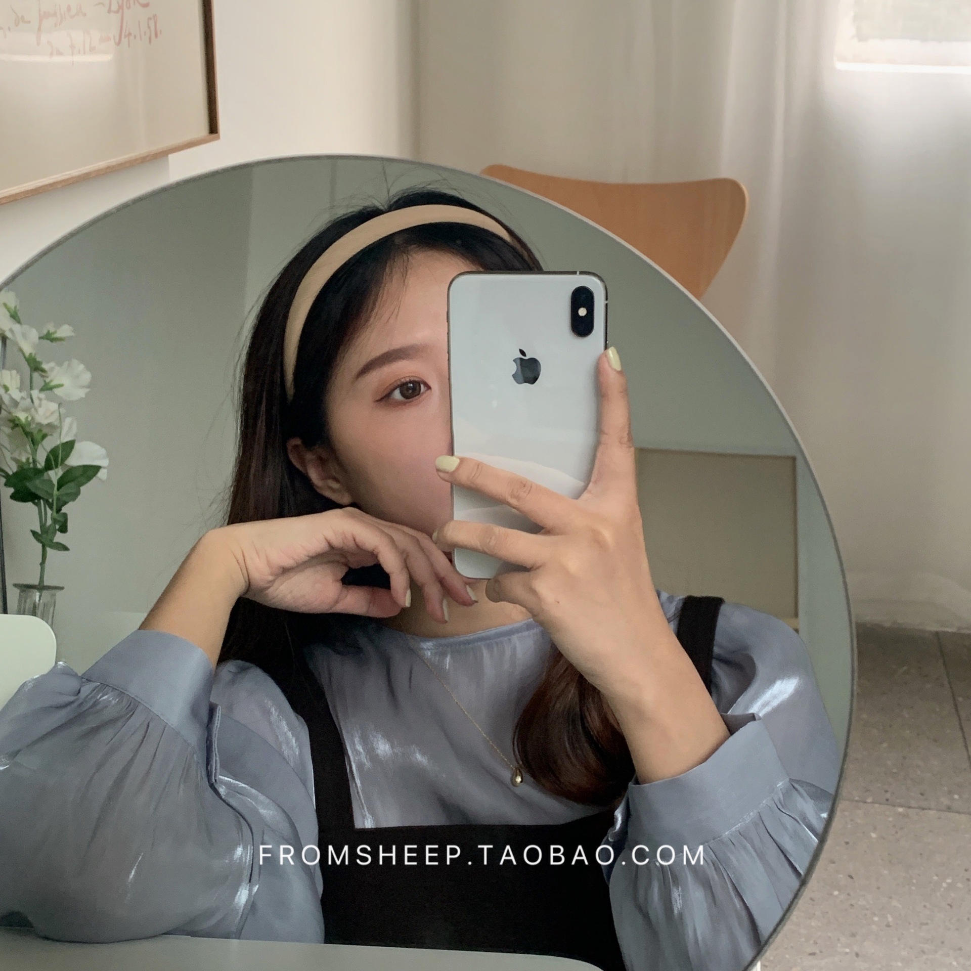 Korean-style hairbands for women in 2025 are trendy and versatile for going out. The headband is simple and elegant, and the hairpin is a popular online hair accessory with wide edges and a sweet look pic 36