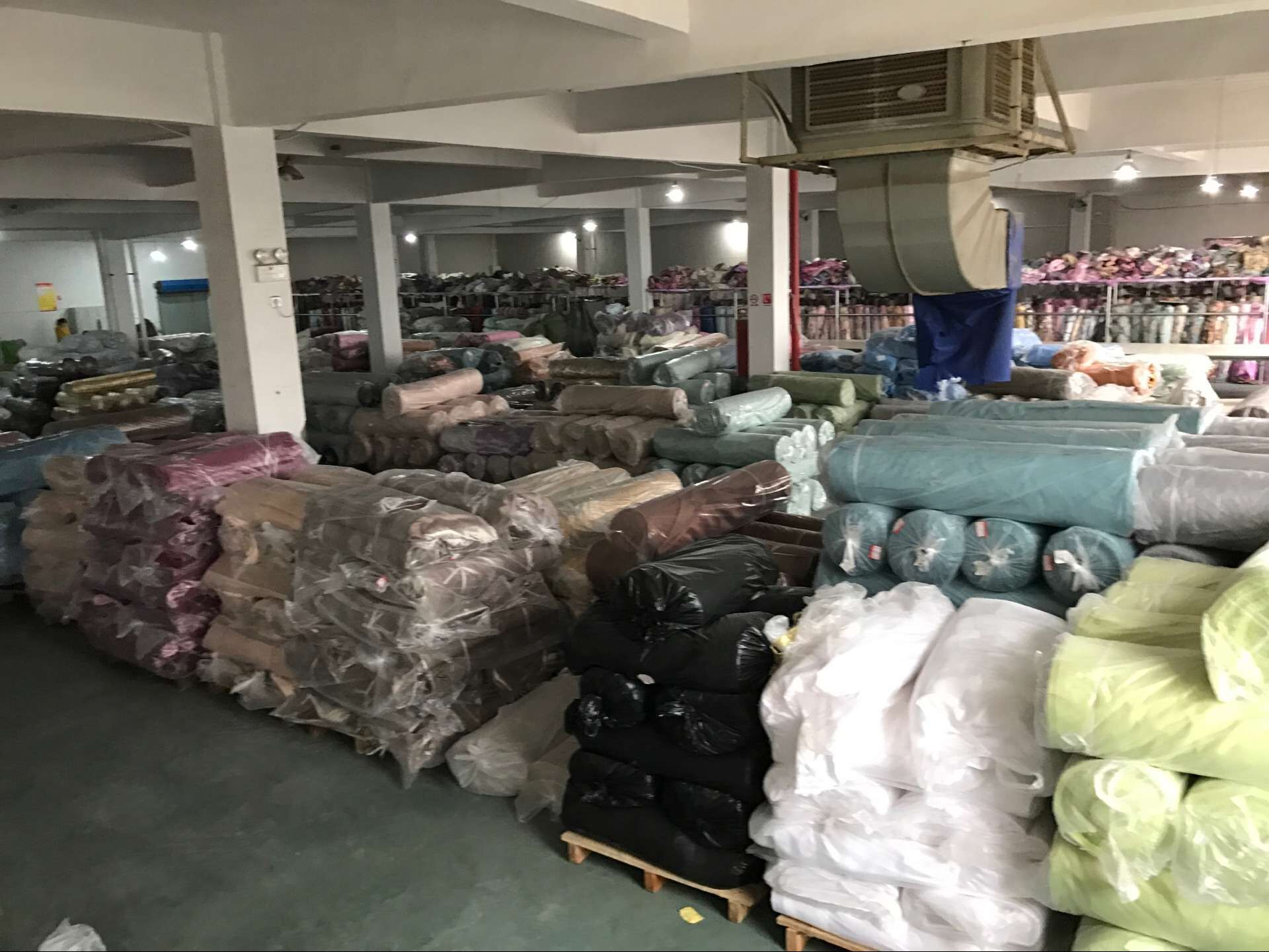 The 2022 new style of high-end, elegant, simple, modern, light-blocking, light luxury, high-temperature set and small fine wrinkle curtains for living rooms and bedrooms pic 1