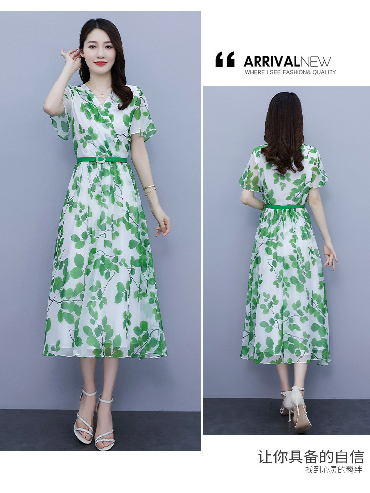 This fresh and elegant chiffon floral dress is a new early autumn style with a tie that cinches the waist and slimming the figure. It is a fashionable and youthful long dress for summer pic 13