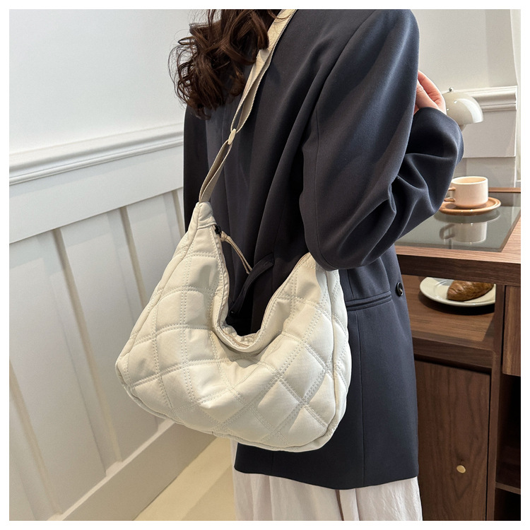 菱格绣线潮小众饺子包女2020新款仙女百搭腋下包时尚纯色单肩小包详情17