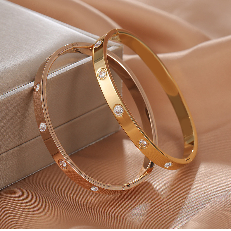 The new Korean version of the 18k rose gold full diamond clasp bracelet, which does not fade, is a trendy and high-end jewelry item pic 4