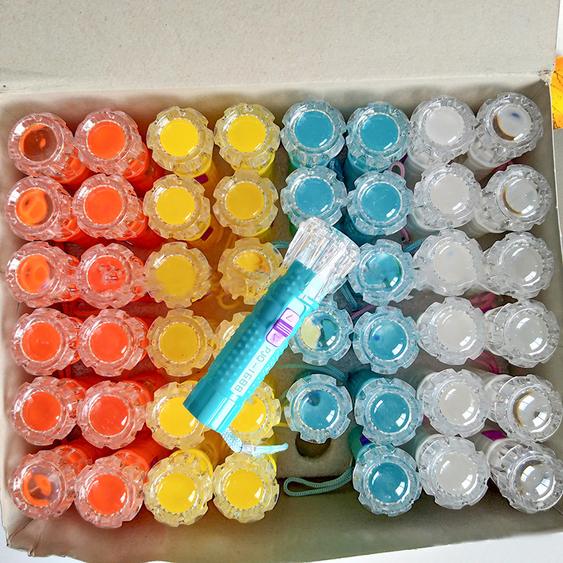 Mini small electric lights, small flashlights, LED plastic flashlights, small flashlights, colored hand lights that emit light, one yuan per piece supply pic 4