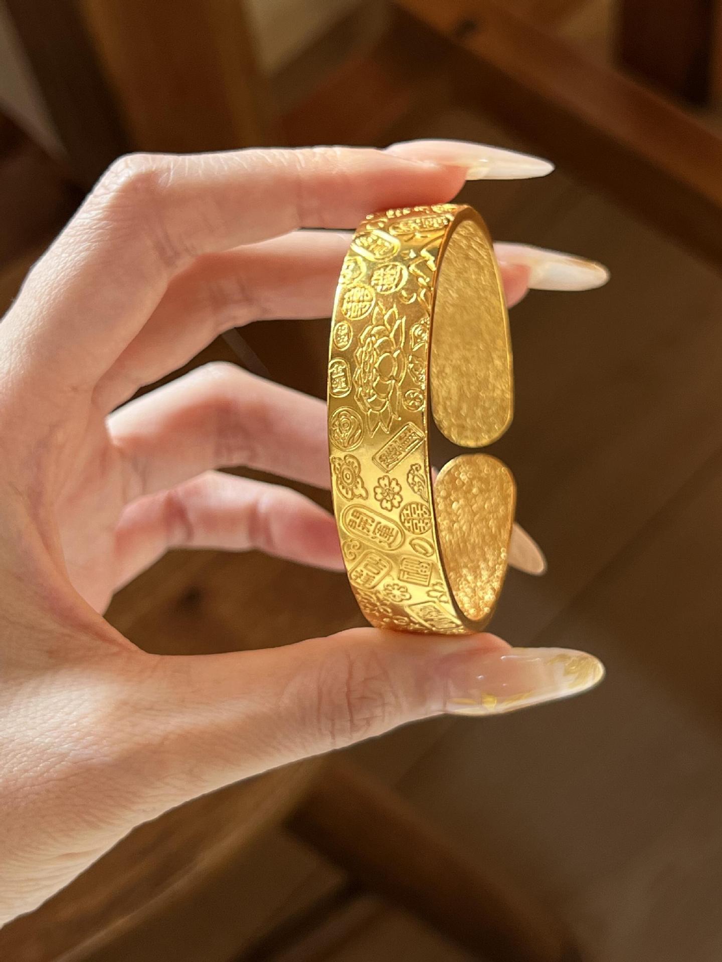 沙金饰品古法錾刻莲花吉言八宝手镯女金店宽版仿黄金福字开口手环详情6
