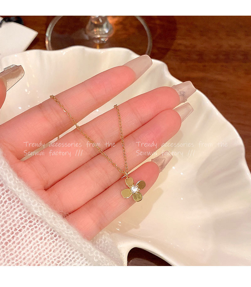 Four-leaf zircon flower titanium steel necklace with a cold and elegant female style, light luxury and niche design, collarbone chain, retro autumn and winter accessory pic 18