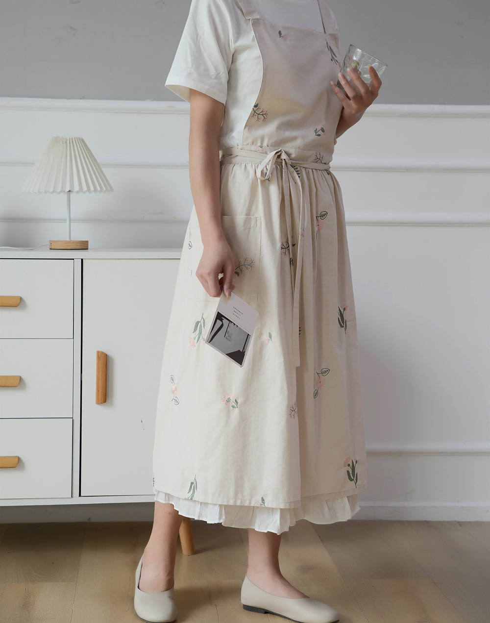 Wholesale of cross-border Korean version ins embroidered all-cotton kitchen aprons with pockets, cotton and linen waterproof aprons and waistbands pic 10