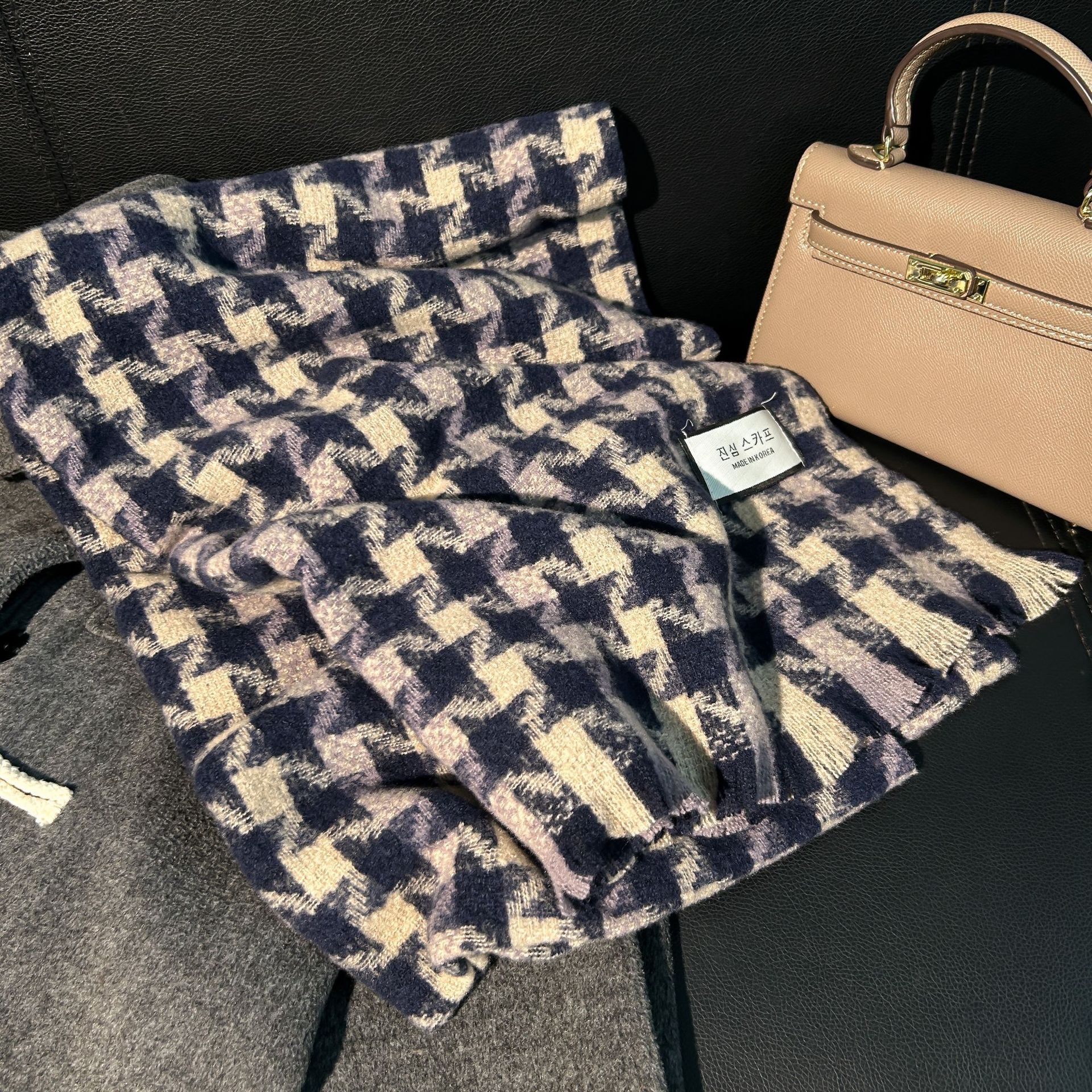 The Maillard scarf is a winter hit with a strong atmosphere. It features a mohair scarf for women with a high-end look and a new checkered scarf for men pic 25