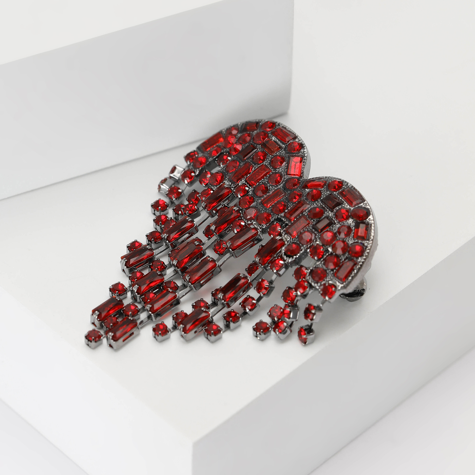 Korean-style high-end fashionable tassel heart-shaped grab chain brooch, elegant clothing accessory brooch pin manufacturer wholesale pic 7