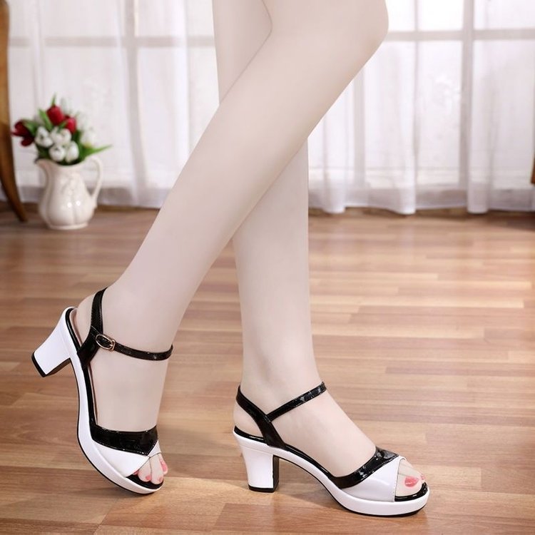 皮面鱼嘴凉鞋女2024年新款粗跟夏季中跟妈妈时装防水台拼色高跟鞋详情9