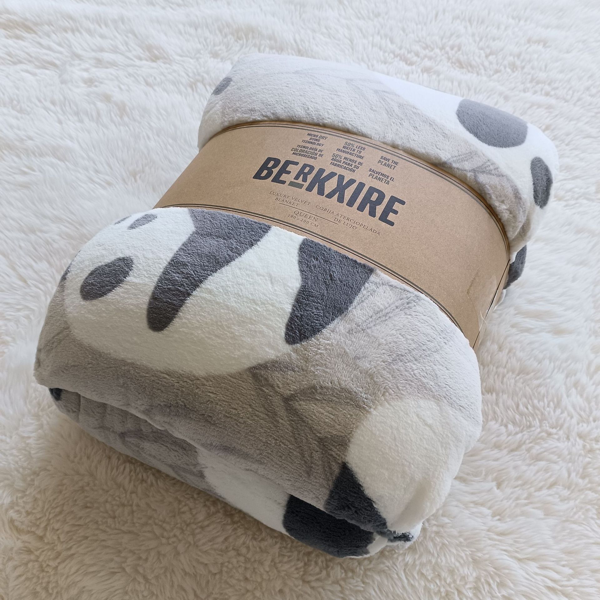 Flannel blanket, small winter single-person cover blanket, embroidered logo, office midday rest air conditioner, coral fleece nap blanket pic 3