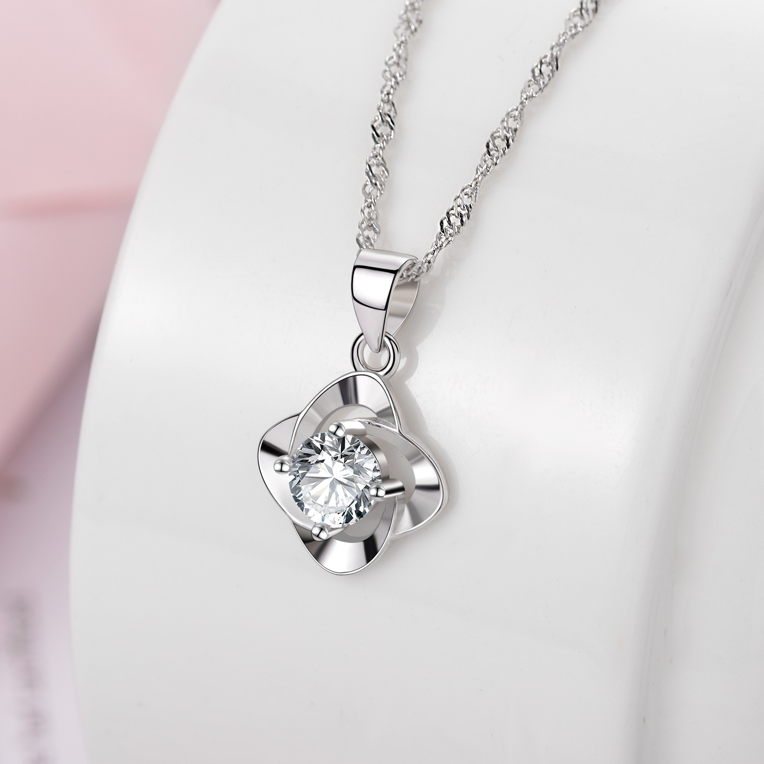 A high-quality imitation D-color moissanite four-leaf clover female pendant with eight hearts and eight arrows from a live-streaming product by a popular influencer on Kuaishou and Douyin pic 109