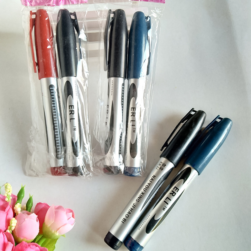 There are two oil-based marker pens, office and educational pens, markers, outlining pens and signature pens in the one-yuan store pic 1