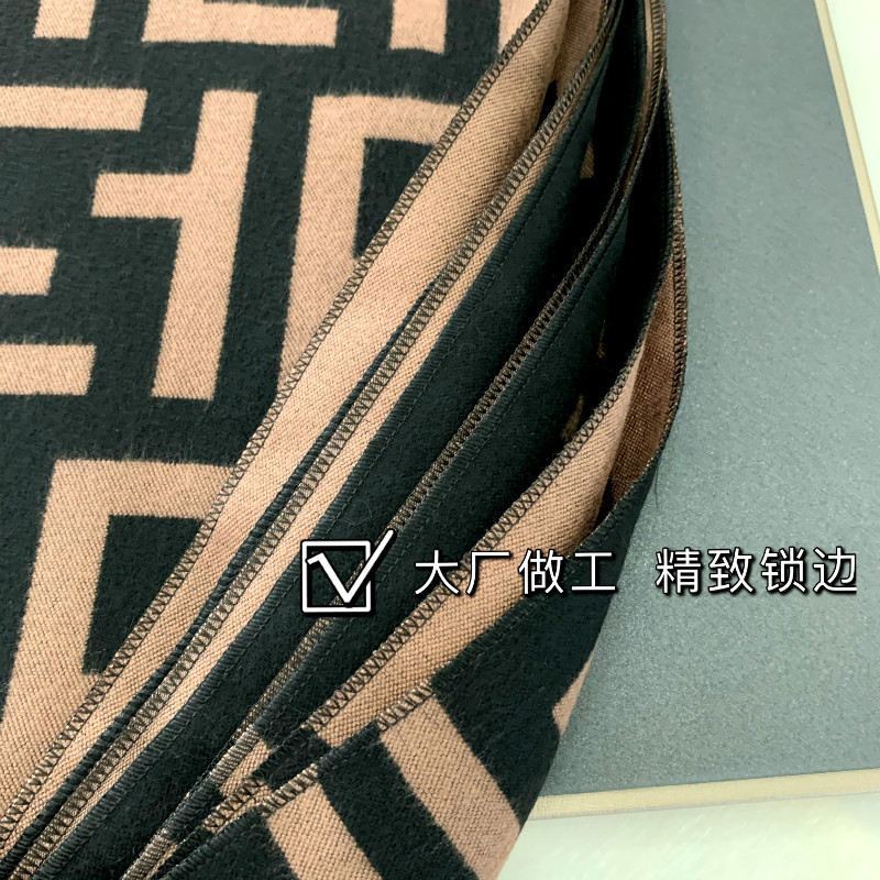 抖音直播爆款仿羊绒字母围巾女冬季大牌保暖百搭披肩韩版双面围脖详情4