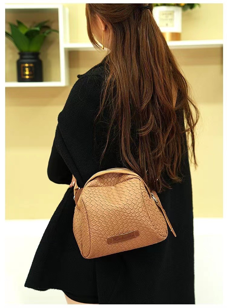 2023爆款时尚百搭轻奢女士单肩斜跨休闲简约黑色小包包贝壳包详情5