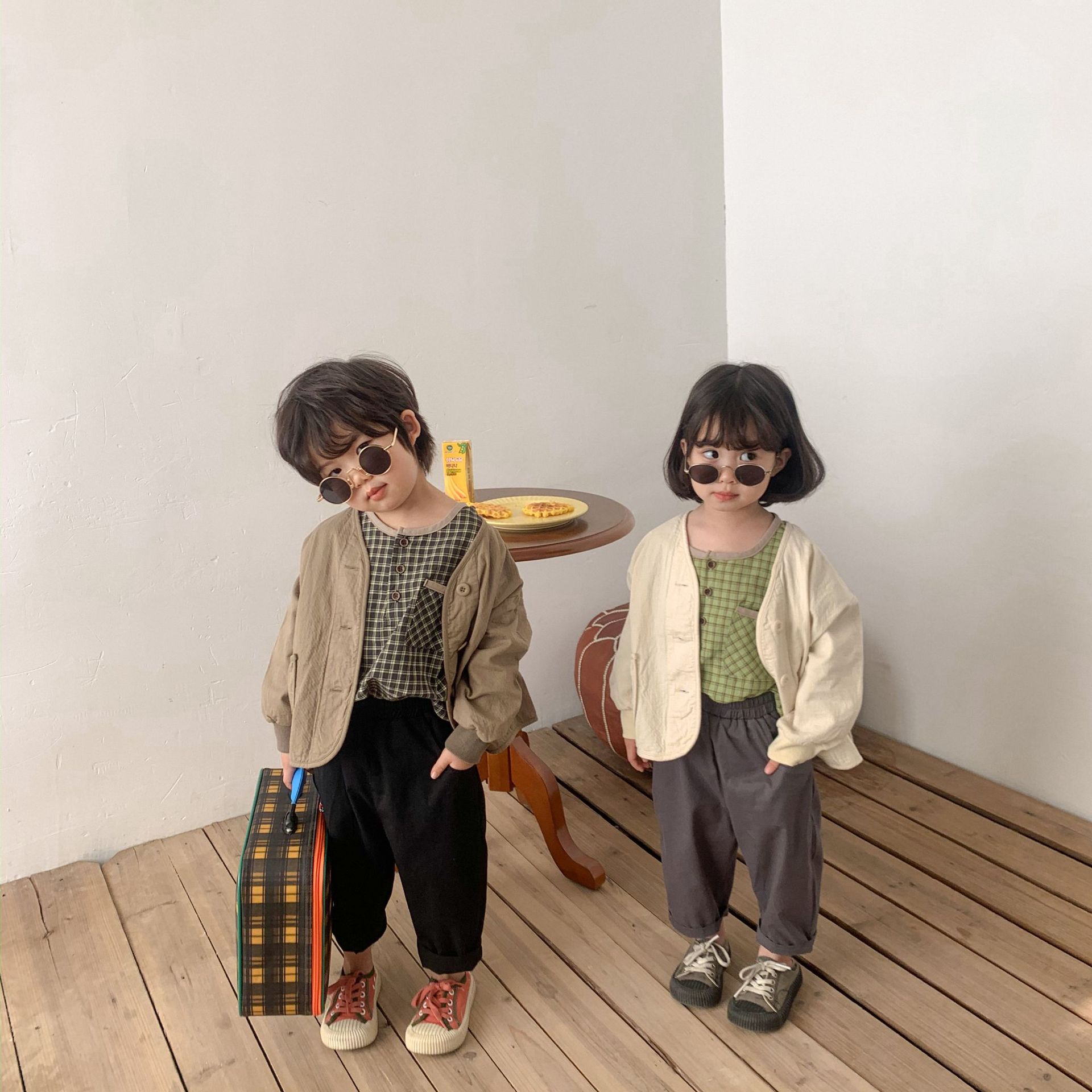 For the Spring and autumn of 2024, solid-color short jackets for children, a literary style for both boys and girls, and a small cardigan with a Japanese style as outerwear are all trendy pic 17