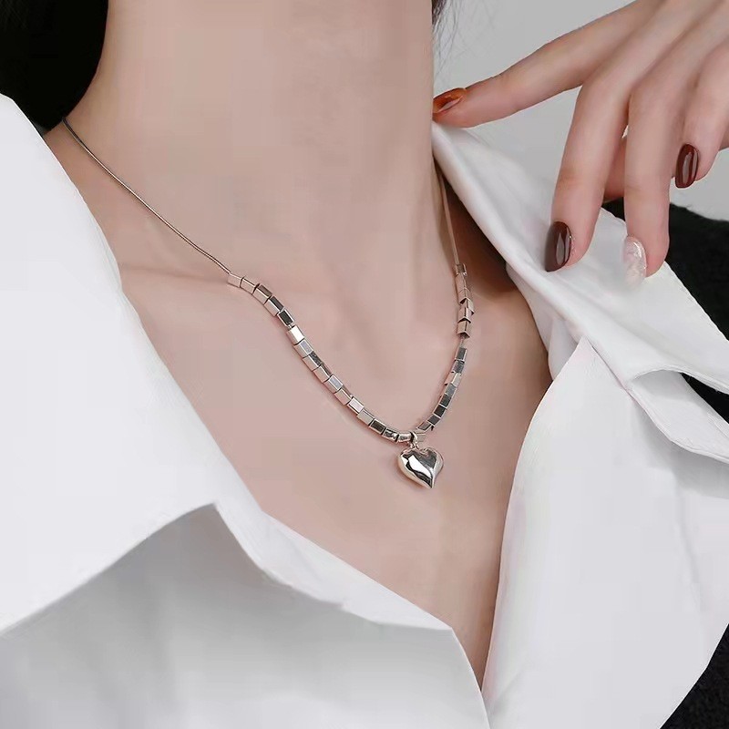 European and American style heart-shaped necklace, versatile for women, niche design, hot girl ins style, titanium steel, non-fading, high-end collarbone chain pic 22