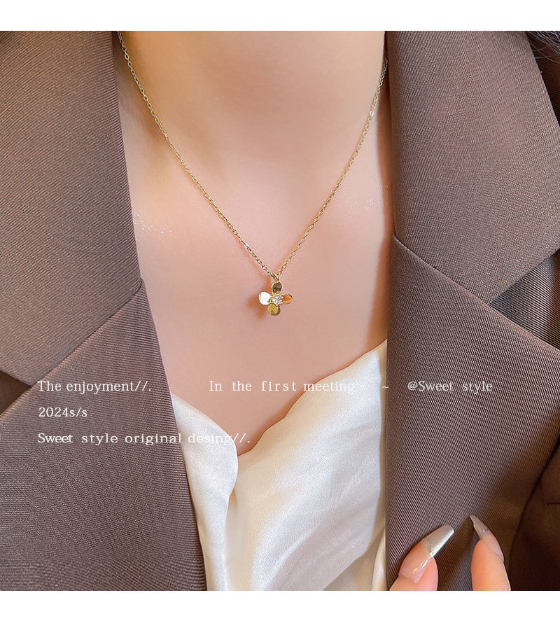 Four-leaf zircon flower titanium steel necklace with a cold and elegant female style, light luxury and niche design, collarbone chain, retro autumn and winter accessory pic 14