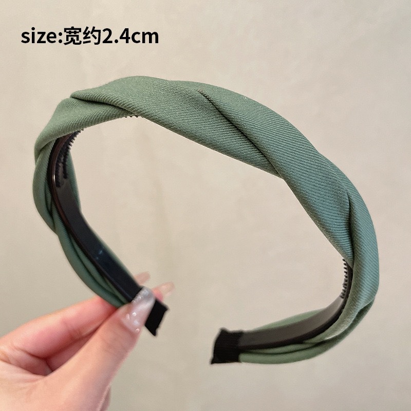 In the summer of 2025, a simple black hair band with a high top of the head is perfect for women. It is a versatile headband that can help press the hair and prevent slipping. It is also a hair tie and headwear pic 9