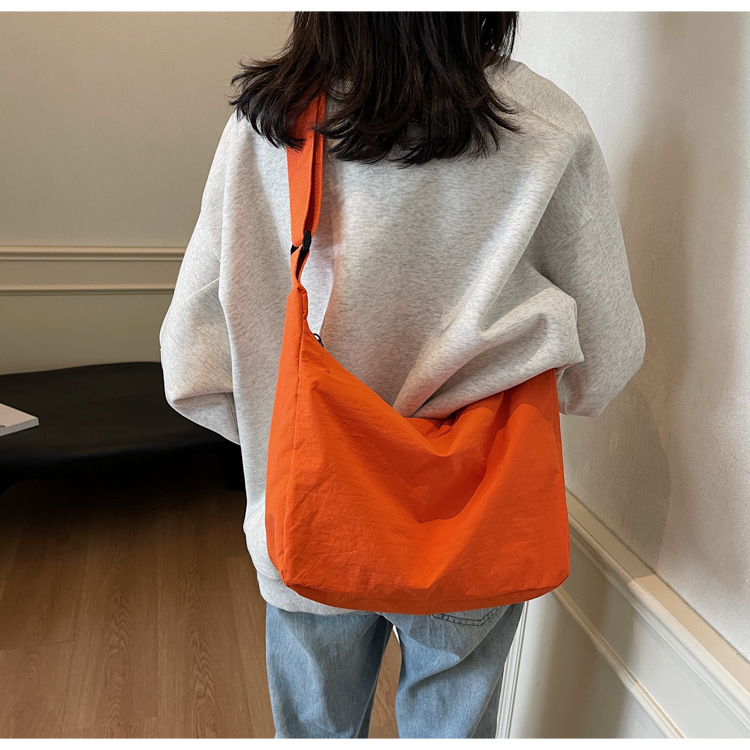 防水尼龙布袋斜挎包2024新款百搭饺子包简约百搭大容量上课单肩包详情31