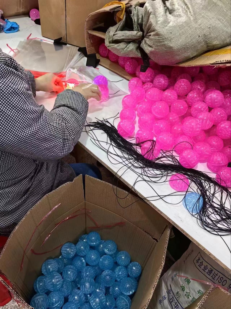 New cross-border bestseller, Crystal seven-color wrist magic Ball, children's toy, luminous wrist elastic ball, coordinated training pic 5