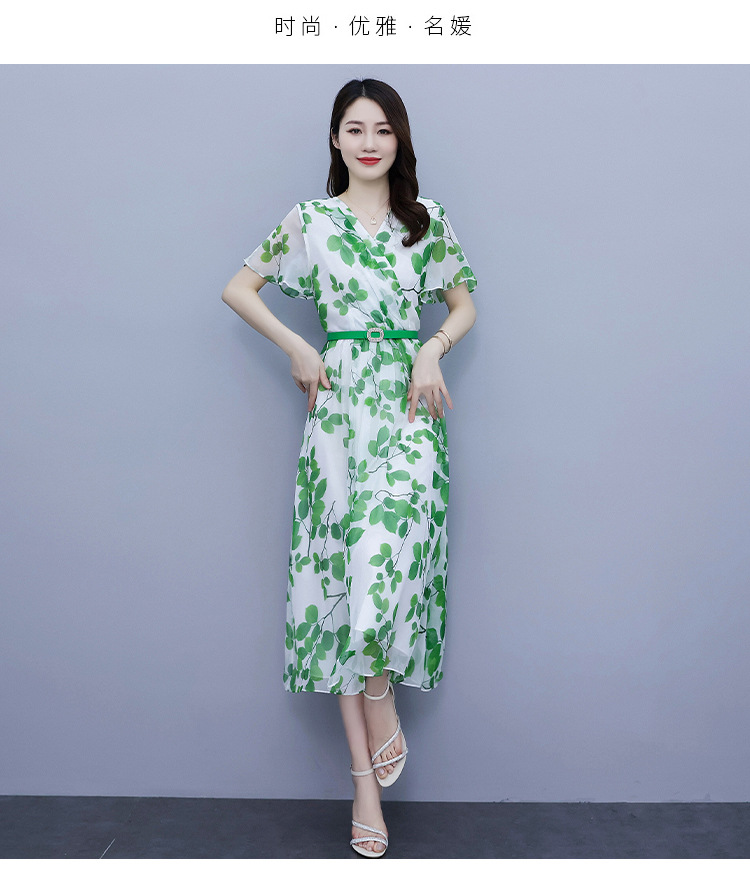 This fresh and elegant chiffon floral dress is a new early autumn style with a tie that cinches the waist and slimming the figure. It is a fashionable and youthful long dress for summer pic 17