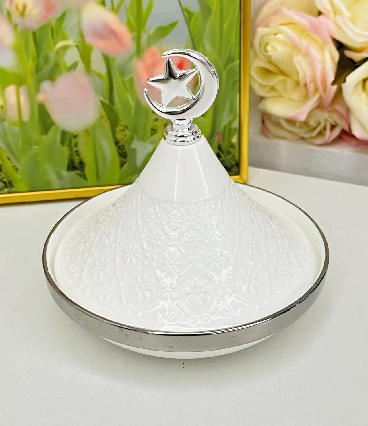 Light luxury home furnishings: multi-compartment fruit plates, dessert prints, covered bowls, European-style golden ceramic tea cups and plates, porcelain pic 12