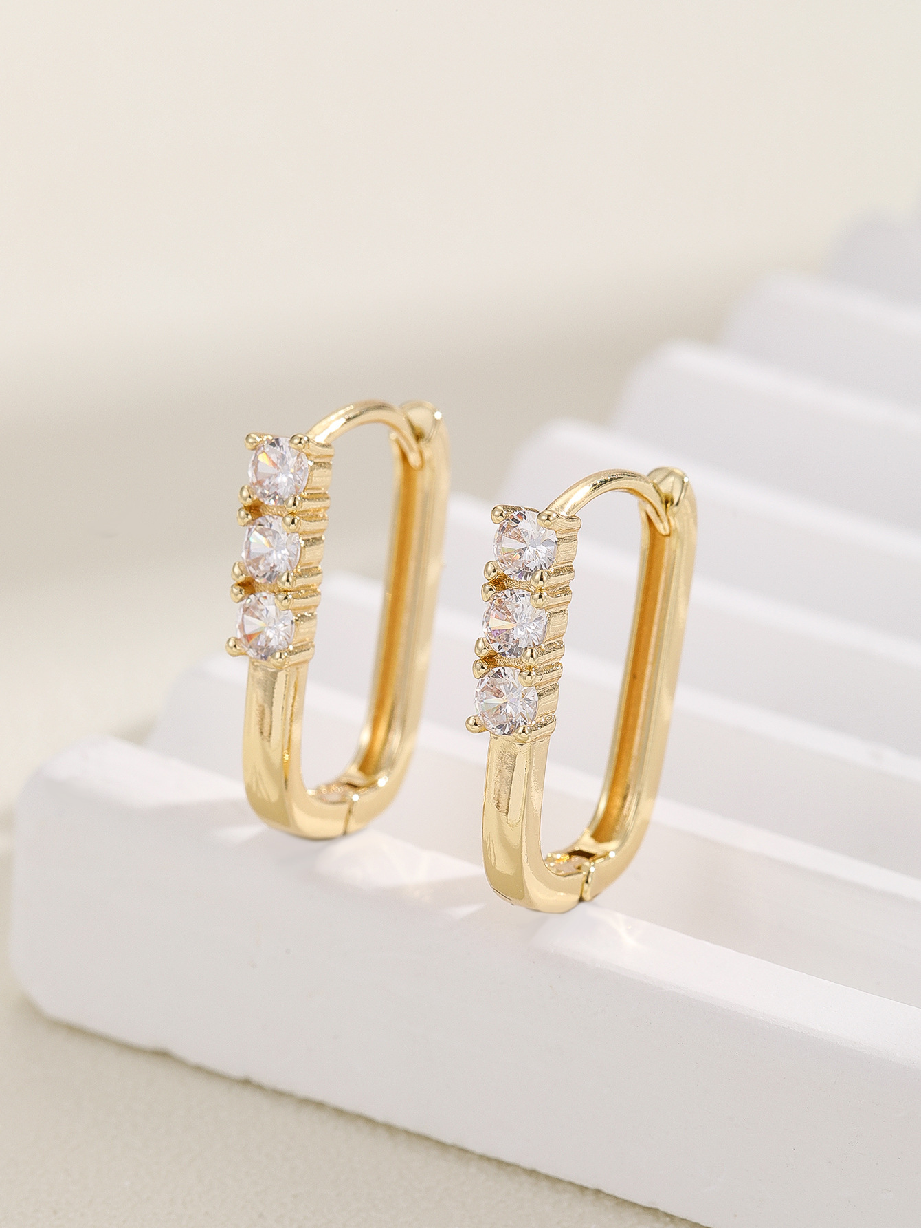 The oval U-shaped diamond-encrusted zircon ear loops and stud accessories that are popular on Instagram in Japan and South Korea, as well as the cold style ear rings and earrings that are selling well in Europe and America pic 3
