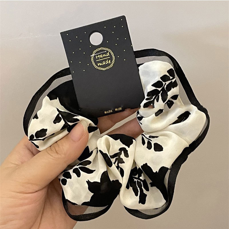 A new retro and high-end hair tie for women with a French elegant flower ribbon bow and large colon hair band. It is a gentle headwear pic 3