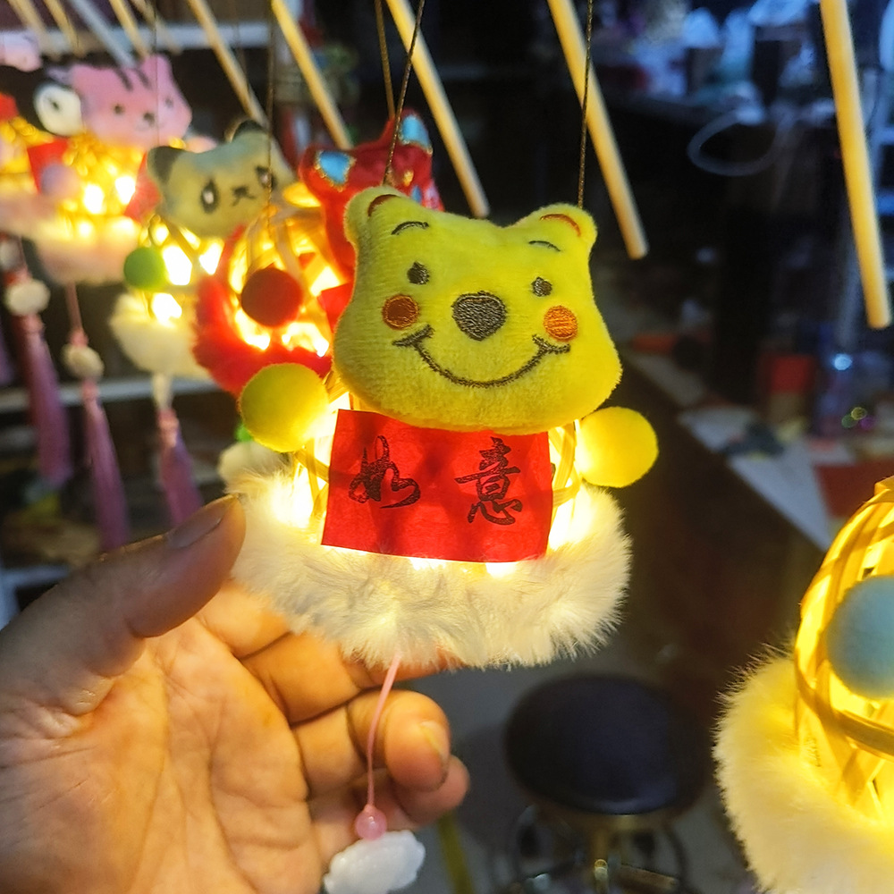 Lantern stalls with ancient-style plush toys and bamboo weaving that glow are also popular tourist attractions. Hand-held lanterns, Mid-Autumn Festival small lanterns, Mid-Autumn Festival little rabbits, and small maneki Neko pendants pic 17