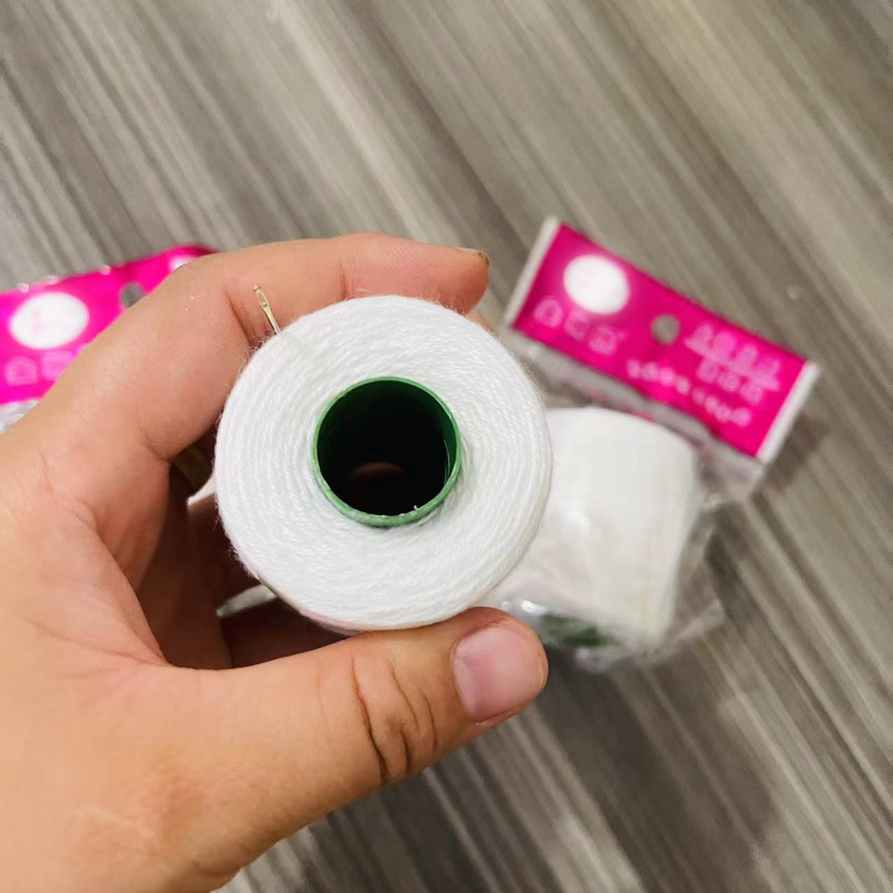 Small rolls of household sewing thread, hand sewing thread, sewing clothes, white small rolls of thread with needle, one yuan supply pic 5