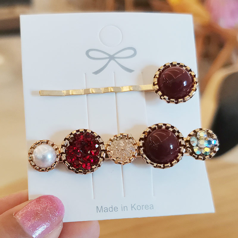 A retro hair clip for a young girl, a one-piece top clip, a simple 2-piece set with water diamonds, side clips, a duckbill clip, a headpiece, and a bangs clip at the back of the head pic 9