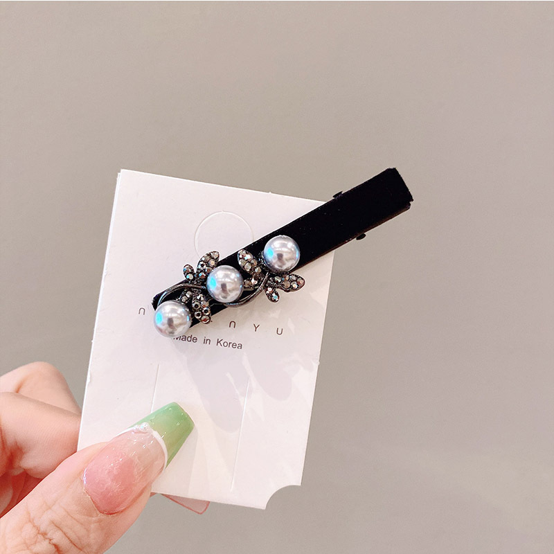 Black rhinestone velvet bangs clip with a high-end look, side clip with a duckbill clip and a small Chanel style, pearl rhinestone hair clip at the back of the head pic 46