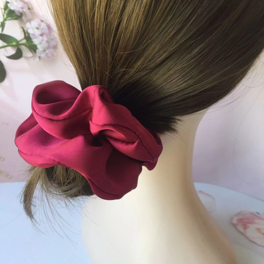 The high-end satin large intestine hair band is 12 cm long, with a simple and elegant style. The hair is tied with a ponytail and comes in a pure plain color of flower red, black and coffee pic 4