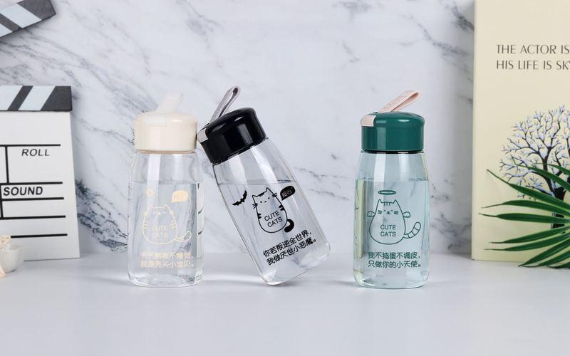 Binking nuevo venta directa de fábrica transparente de dibujos animados de color con la mano taza de plástico deporte simple para hombres y mujeres estudiantes copa espacio pic 3