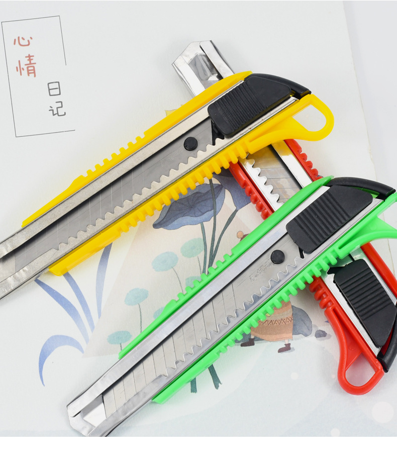 The Weibo Creative small utility knife is lightweight and compact with a plastic handle, making it convenient to carry the express delivery knife and cat paw utility knife pic 13