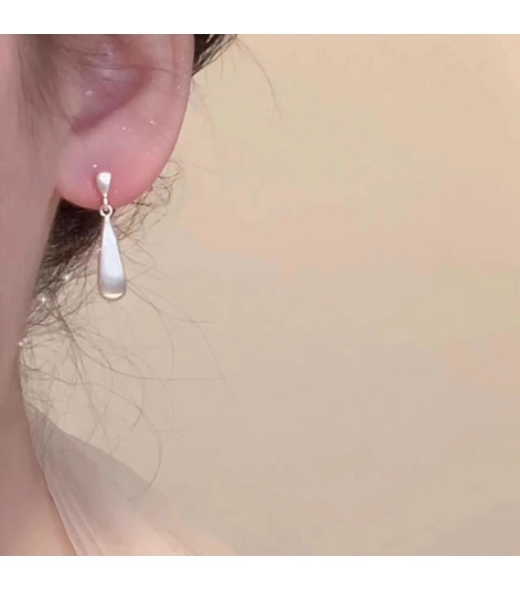 The popular frosted brushed teardrop-shaped earrings on Xiaohongshu are a light luxury, niche, high-end, simple and elegant stud earrings for women pic 12