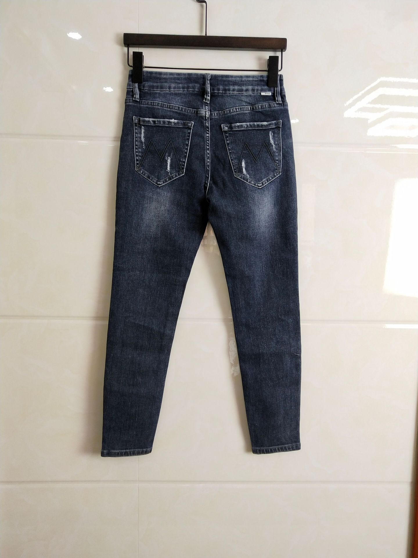 The new Mother high-waisted 9-inch high-elasticity skinny jeans, which are the same style as those worn by European and American bloggers, can lift the buttocks and make you look slimmer. Korean style jeans for women pic 28