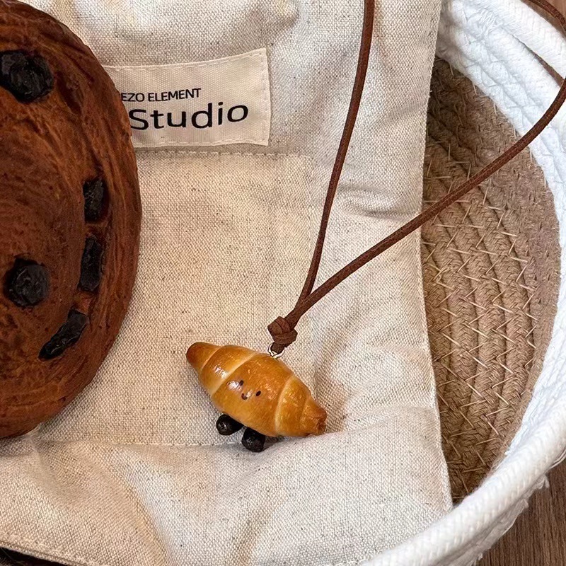手工碱水面包吊坠挂脖项链可颂扭结贝果包包装饰挂件鹿皮绳毛衣链详情6