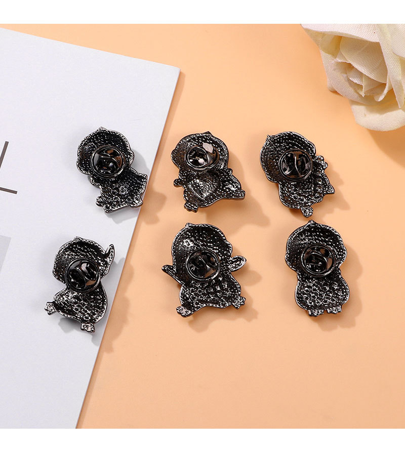 The best-selling diamond-encrusted penguin brooch in foreign trade is super cute and adorable. The cartoon badge pin is a trendy and personalized bag accessory on Instagram pic 8