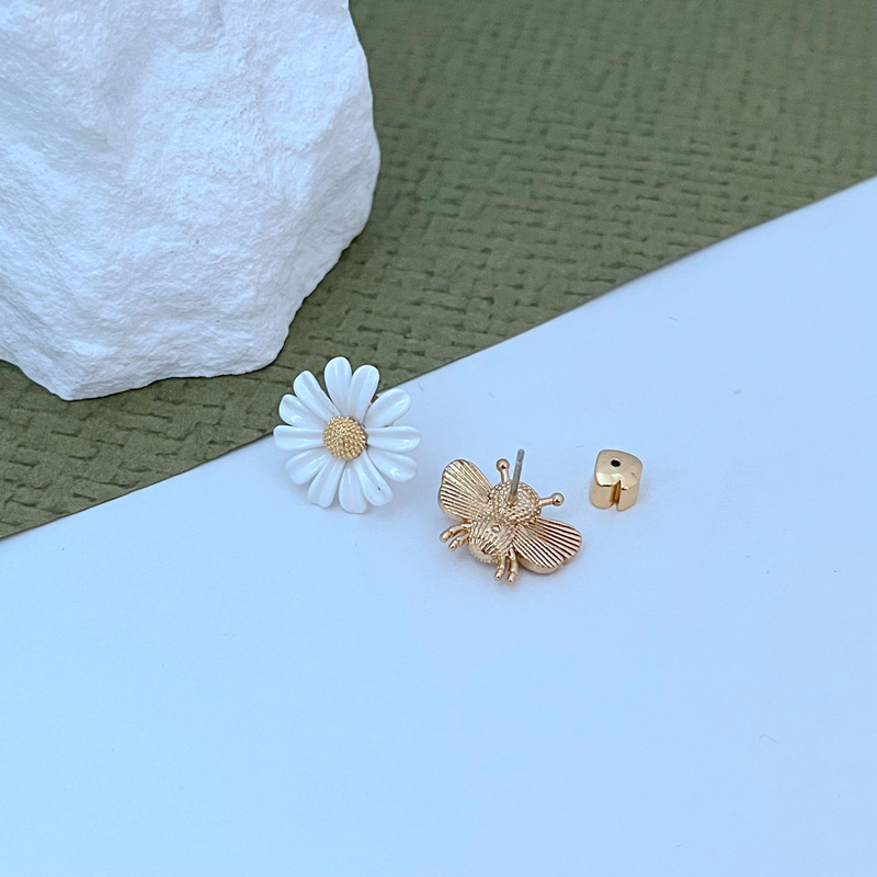 European and American fashion, light luxury, sweet and fresh Daisy and bee inlaid enamel glaze Daisy metal jewelry set pic 17